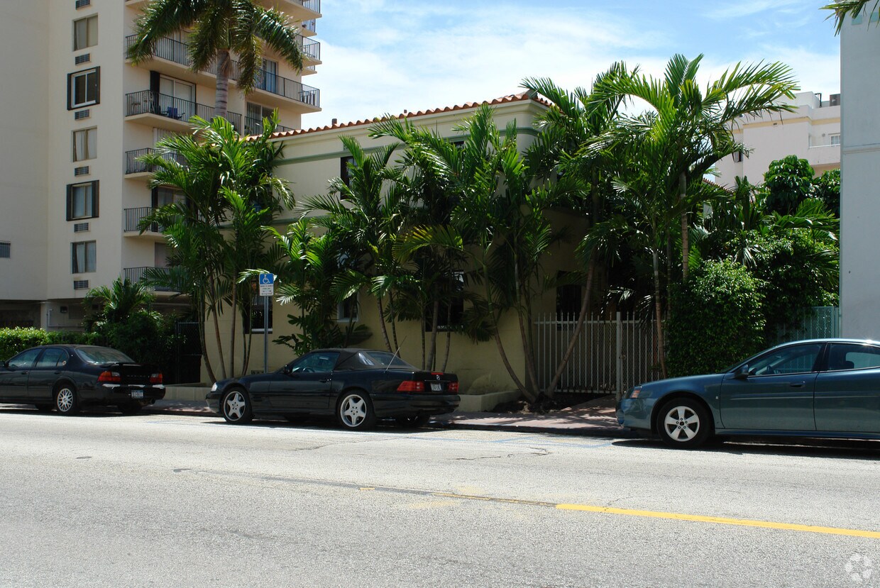 Building Photo - 1233 Collins Ave