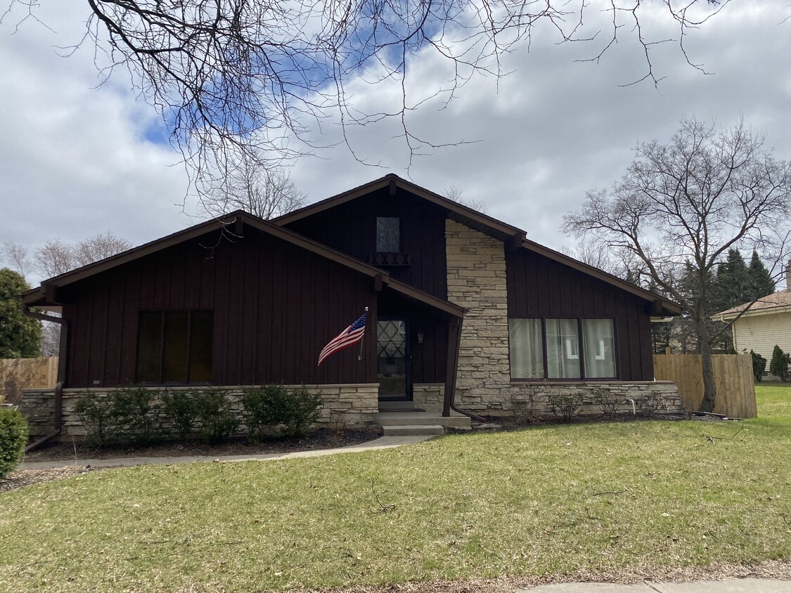 CLOSE TO MILWAUKEE AND MADISON - 2909 Sussex Ln