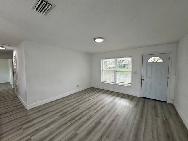 Foto del edificio - Recently Renovated 4/2 Home with Open Layout & Huge Backyard