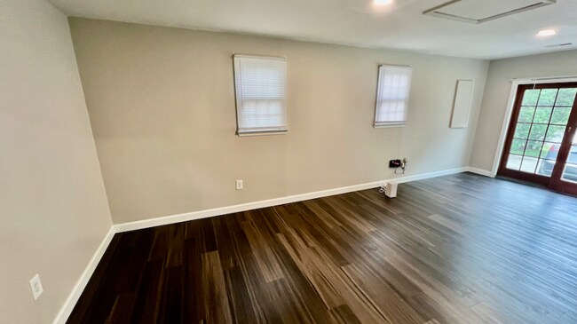 Foto del edificio - 15801 Atomic Ln