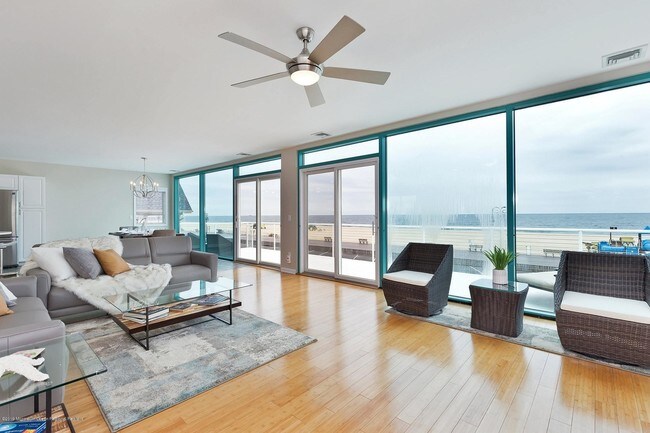 Foto del edificio - 709 N Ocean Ave