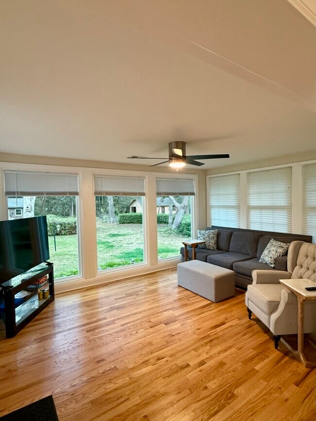 Foto del edificio - 6616 Greenville Loop Rd