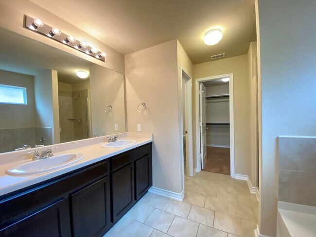 Foto del edificio - 7402 Equinox Corner