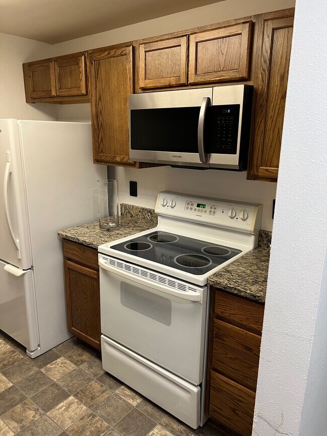 Kitchen right 2 - 6019 E 6th Ave