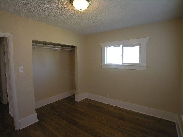 Building Photo - 2 Bedroom House Available Now!