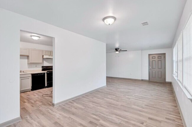 Building Photo - 990 Sexton Dr. D