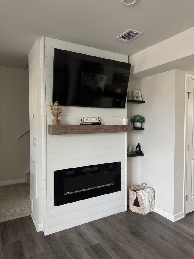 Building Photo - Furnished or Unfurnished Townhome
