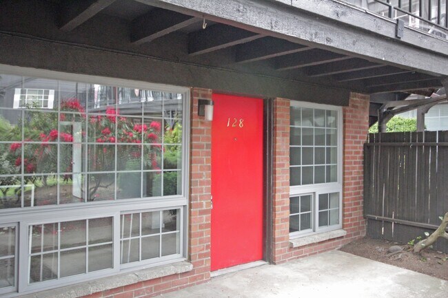 Foto del edificio - Three Blocks from the Light Rail