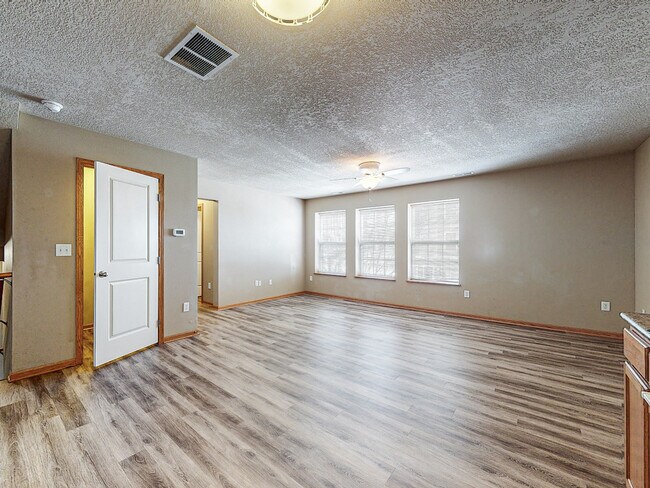Sala de estar - 385 NE Sandalwood