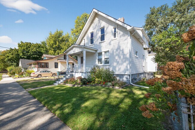 Building Photo - 814 Louis Ave