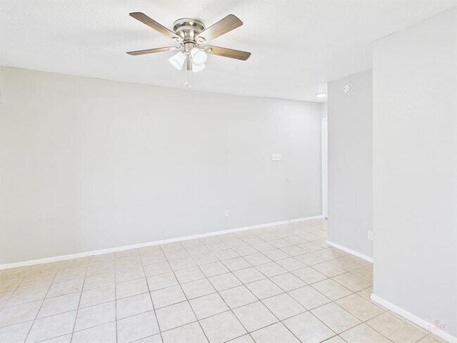 Foto del edificio - 2500 Burleson Rd