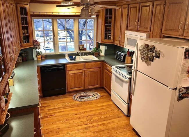 Building Photo - Spacious 5 Bedroom Home Perfectly Located ...