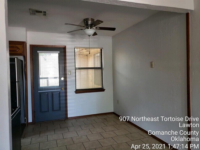 Building Photo - 907 NE Tortoise Dr