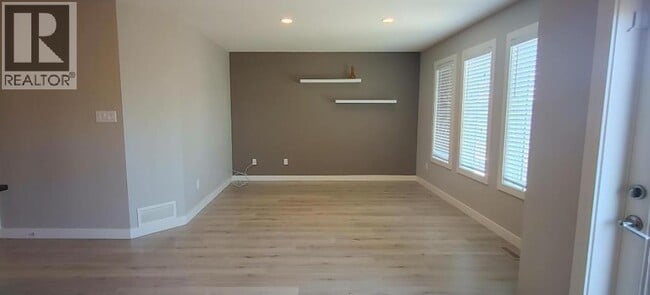 Building Photo - 518 Devonia Rd W