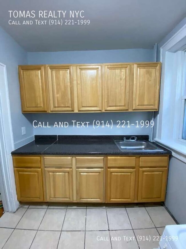 Building Photo - 107 Elm St