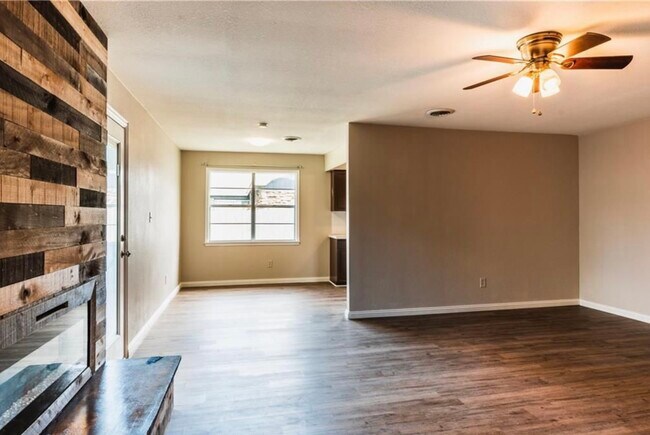 Building Photo - 324 Rodric Dr