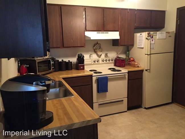 Building Photo - 1021 Imperial Cir