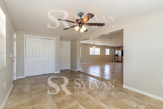Foto del edificio - Come view this charming home