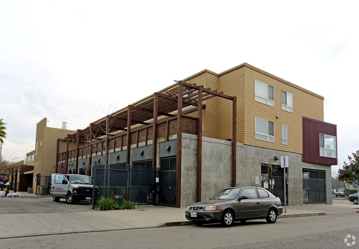 Building Photo - Chestnut Linden Court