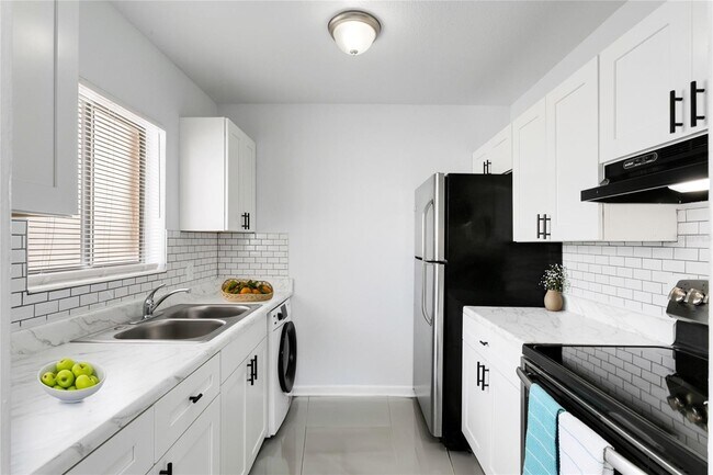 Building Photo - 2000 15th Ct NW