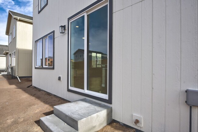 Building Photo - New 4 Bed 3 Bath 3 Car Oversized Garage Mi...