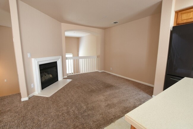 Building Photo - Bright 3 Bedroom 2.5 Bath Tri Level Townho...