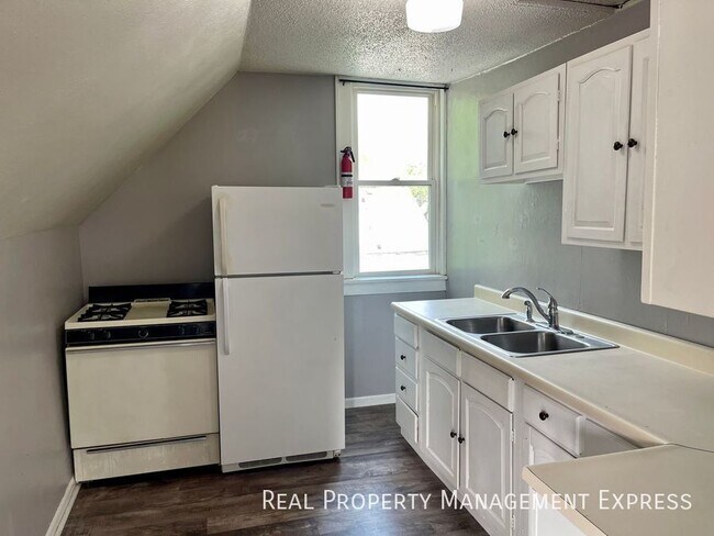 Building Photo - 1 Bedroom Duplex in Central Sioux Falls