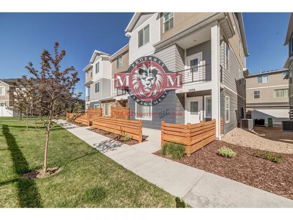 Foto principal - Beautiful 4 Bed 4 Bath Townhome in South J...