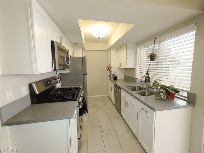 Building Photo - 1405 Vegas Valley Dr
