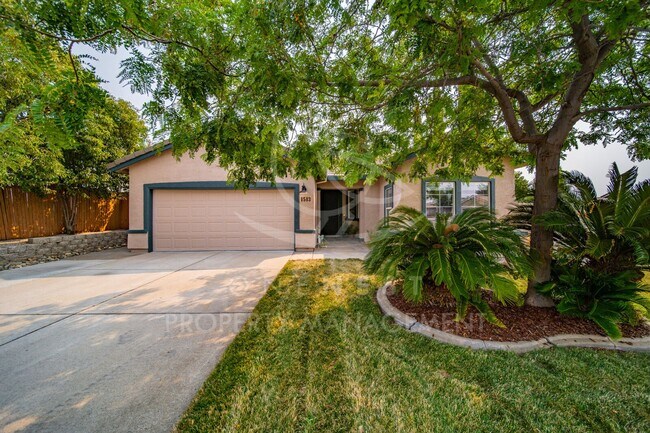 Building Photo - 3 bd 2 bth West Lincoln, corner lot