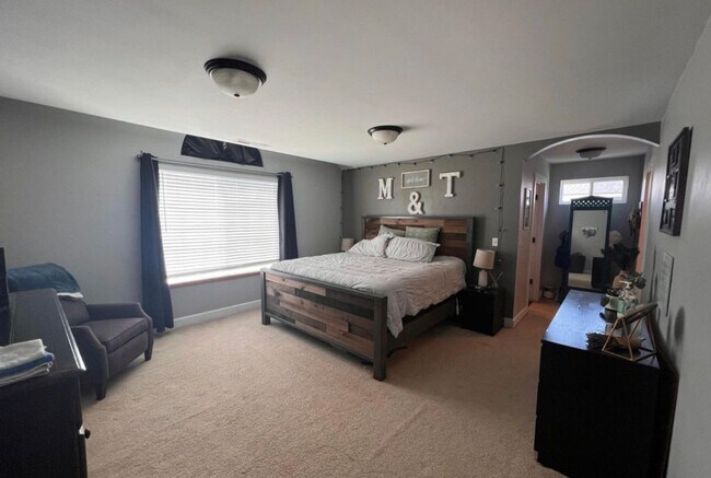 Building Photo - Gorgeous HUGE PET FRIENDLY house