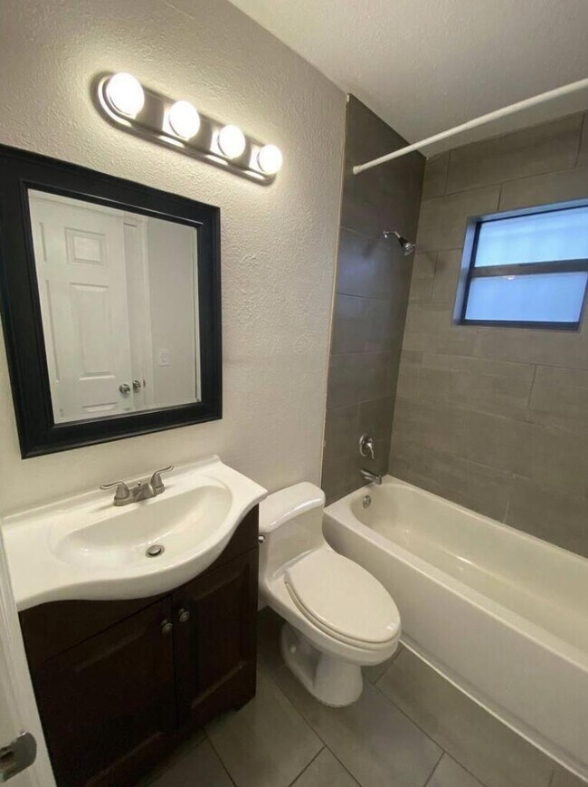 Foto del edificio - 1691 W 26th St