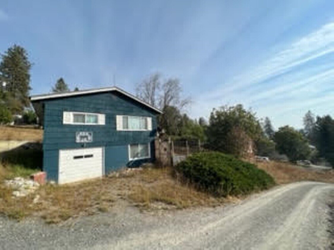 Primary Photo - 884 N Maple St