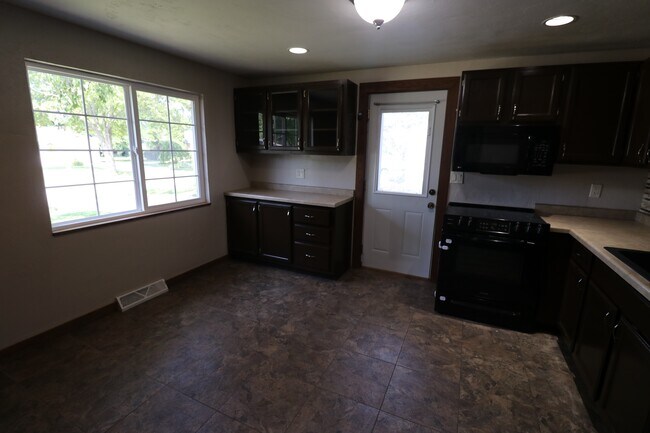 Building Photo - 563 Suburban Dr