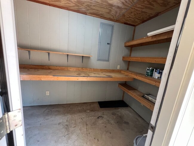 Building Photo - 3 bed 2.5 bath house with multiple bonus rooms!