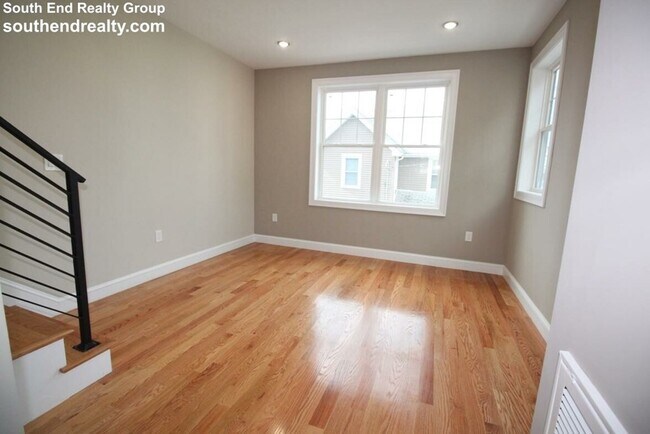 Building Photo - 112 Main St