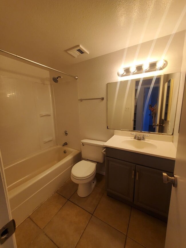 Foto del edificio - Cotton Center 136