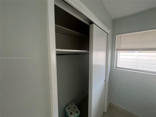Foto del edificio - 2716 NE 32nd St