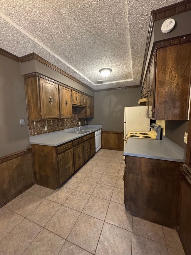 Building Photo - Great Duplex in Medical District 2 Bedroom 1 Bath Washer and Dryer Hook Ups