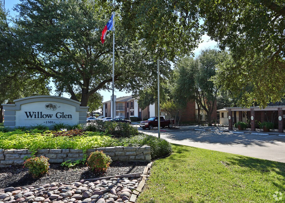 WILLOW GLEN Apartments in Fort Worth, TX