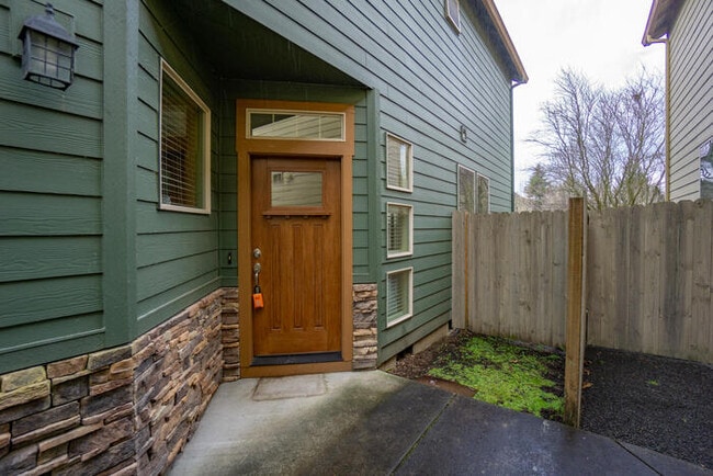 Building Photo - BEAUTIFUL THREE BEDROOM HOME IN FELIDA