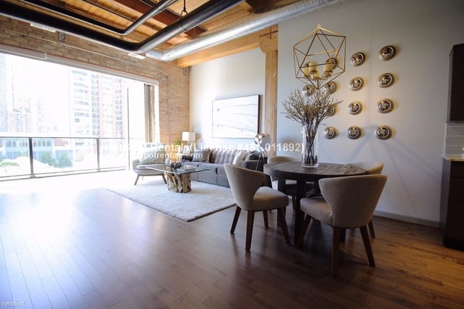 Building Photo - 3048 N Wilton Ave