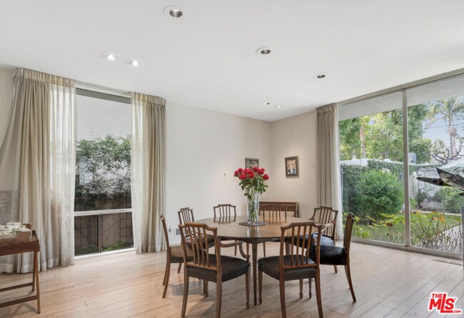 Foto del edificio - 527 N Elm Dr