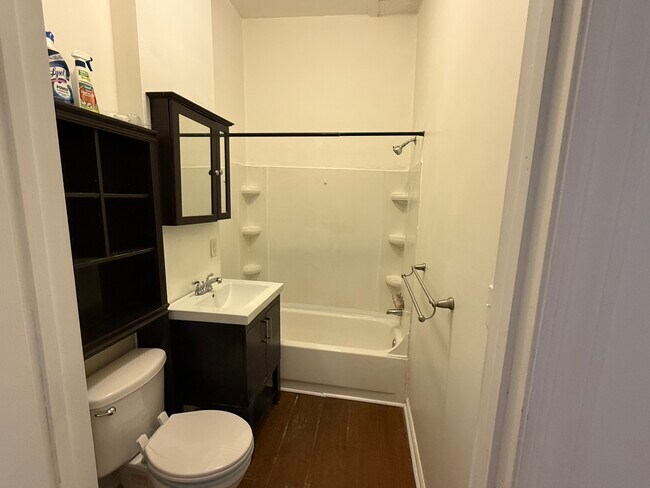 Baño - 156 S 18th St