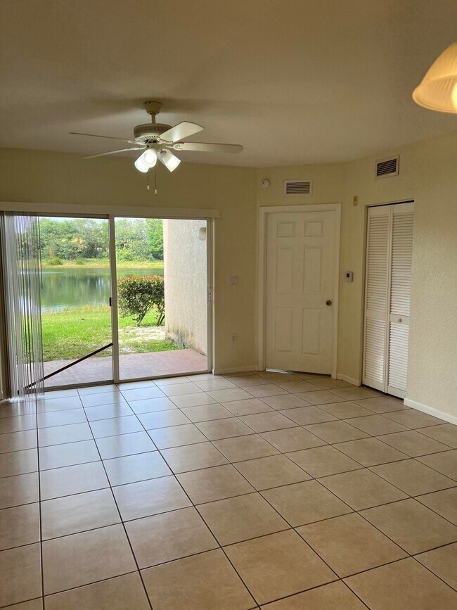Foto del edificio - 1133 Golden Lakes Blvd