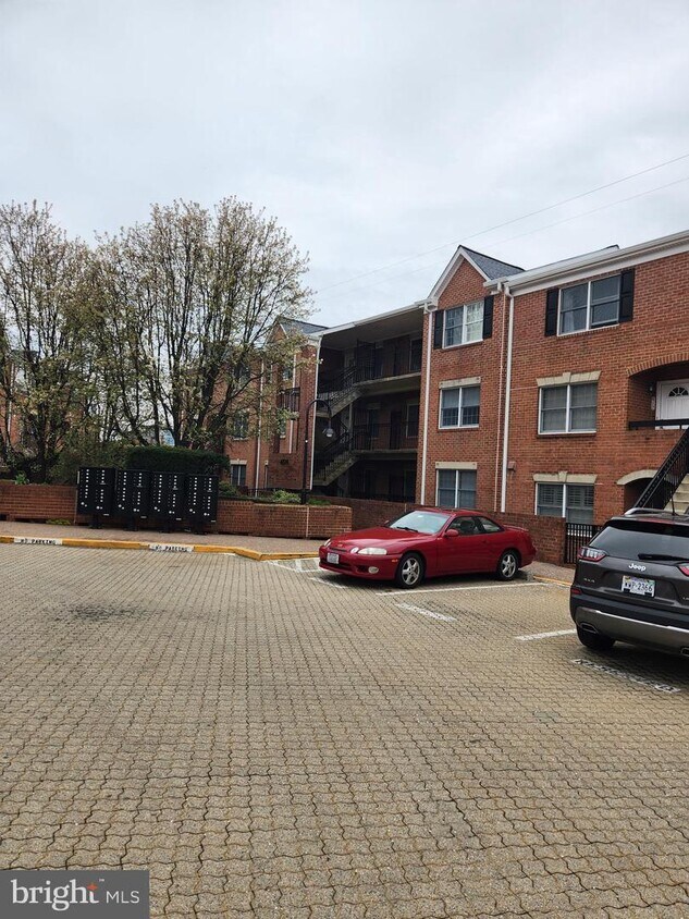 6924 Fairfax Dr Unit 406, Arlington, VA 22213 Room for Rent in