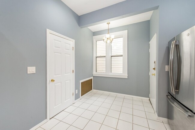 Building Photo - 205 Hutton St