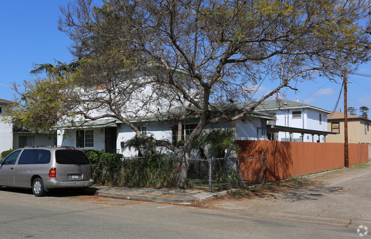Foto del edificio - 183-185 Glover Ct