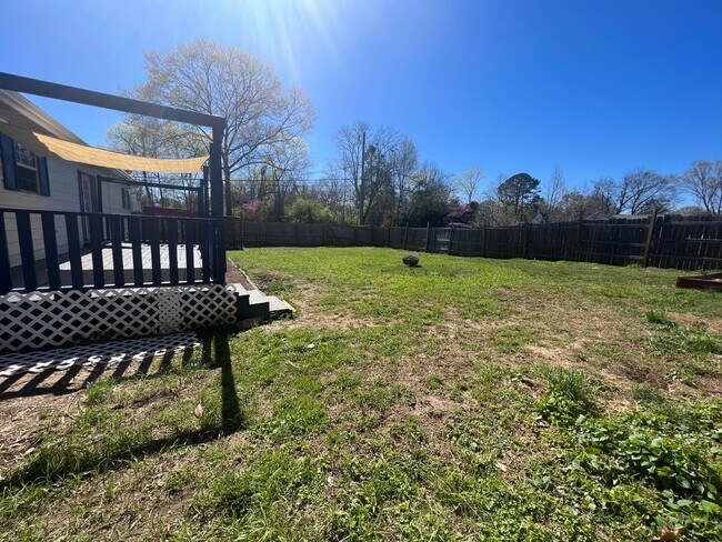 Building Photo - Beautiful Brainerd 3 Bedroom 2 Bathroom St...