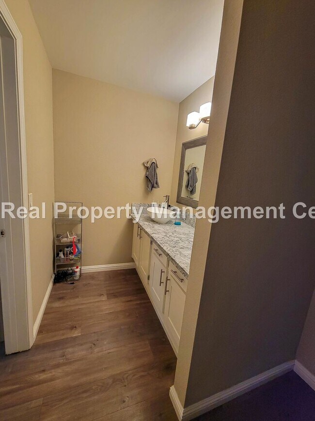 Building Photo - AVAILABLE MARCH - 2 Bedroom / 1 Bathroom S...